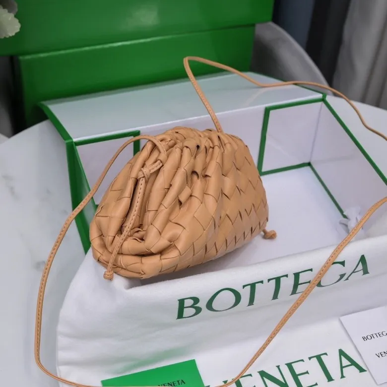Batch 1260 Small Cloud Large Plaid Weaving The pouch Cloud bag is the first series designed by former Celine designer Daniel Lee after joining BV. The upper body is extremely ecstatic ~ fashionable and classy ~ elegant and concise, lazy and intellectual size: 23*13*8 [Little Cloud Rough Weave#]